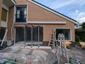 Stut alone stempels in gevel voor verwijderen dragende muur