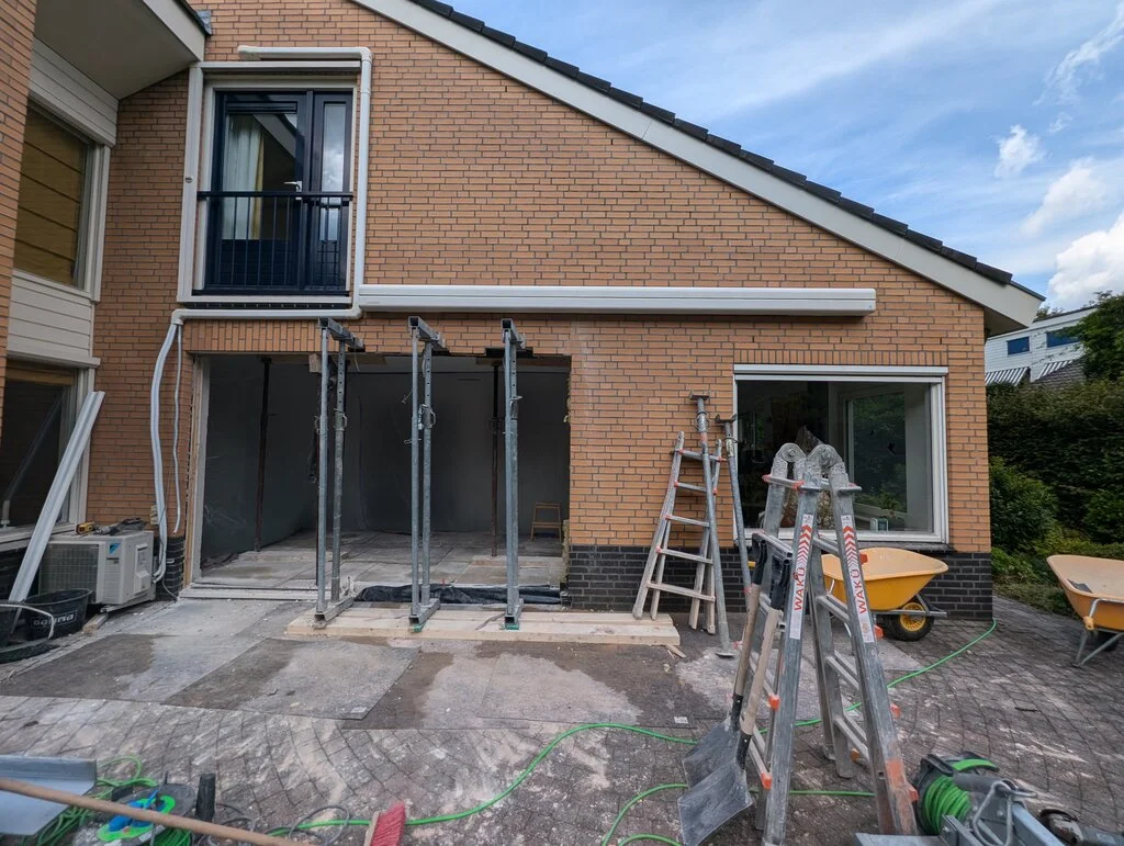 Stut alone stempels in gevel voor verwijderen dragende muur