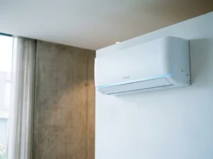 Innova airconditioning unit aan witte muur in moderne Nederlandse woning met koelblauw omgevingslicht.